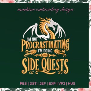Puede incluir: Diseño de bordado a máquina sobre un fondo verde oscuro. El diseño presenta un dragón dorado y blanco con el texto "I'M NOT PROCRASTINATING I'M DOING SIDE QUESTS" en letras doradas. El diseño está enmarcado con acentos florales rosas.