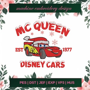 Może przedstawiać: Wzór do haftu maszynowego z napisem "MC QUEEN" w kolorze czerwonym z płatkami śniegu oraz czerwonym samochodem wyścigowym w czapce Świętego Mikołaja. Projekt zawiera również napis "DISNEY CARS" i rok "1977".