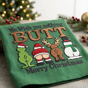 Könnte beinhalten: Ein grünes Küchentuch mit gesticktem Text We Wish you nothing BUTT Merry Christmas. Das Design zeigt vier Figuren von hinten, die ihre Rückseite präsentieren: eine grüne Kreatur, der Weihnachtsmann, ein Rentier und ein Schneemann.