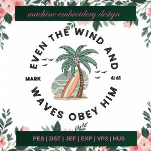 Könnte beinhalten: Maschinenstickdesign mit einer Palme, einem Surfbrett und dem Text "Even the wind and waves obey Him." Das Design enthält den Text "Mark 4:41" und ist von floralen Elementen umgeben.