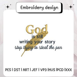 Puede incluir: Un diseño de bordado con el texto "Dios todavía está escribiendo tu historia, deja de intentar robar la pluma". El diseño incluye una pluma dorada y las palabras "Diseño de bordado".