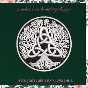 以下が含まれることがあります： 黒い背景に白いケルトの生命の樹のシンボルが描かれたミシン刺繍デザイン。円形のフレームで囲まれています。デザインには「machine embroidery design」のテキストとファイルタイプの略語が含まれています。