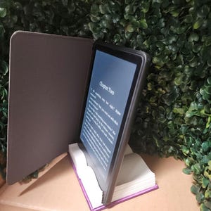 Suporte para Kindle Paperwhite com livro aberto impresso em 3D: decoração literária pintada à mão