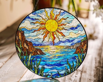 カラフルな海の夕日のステンドグラスのラウンドサンキャッチャー。自然愛好家への手作りの窓装飾ギフト。