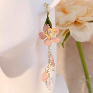 Körsbärsblomsörhängen, handgjorda örhängen med hartsblommor, romantiska blommiga smycken, present till henne, brud- eller alla hjärtans dag-örhängen