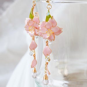 ピンクの桜のイヤリング、手作り樹脂の花のダングルイヤリング、彼女へのユニークなギフト