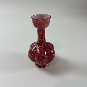 Puede incluir: Un letrero de madera rústica con el texto "Welcome to our home" en letras blancas. El letrero presenta un acabado envejecido y un diseño sencillo y acogedor.