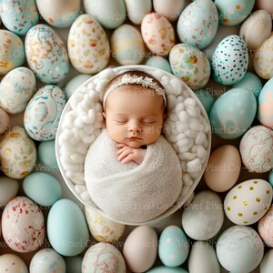 Könnte beinhalten: Ein neugeborenes Baby schläft friedlich in einer weißen Schüssel, umgeben von pastellblauen und rosafarbenen Ostereiern. Das Baby trägt ein weißes Stirnband und ist in eine weiße Decke gewickelt.