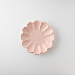Pu&ograve; includere: Un piatto in ceramica rosa con un bordo a forma di fiore. Il piatto &egrave; perfetto per servire piccoli spuntini o dessert.