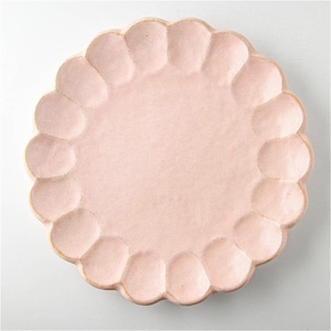 Pu&ograve; includere: Un piatto in ceramica rosa con un bordo a festoni. Il piatto ha una superficie testurizzata e un bordo leggermente rialzato.