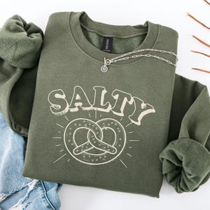 Salzige Brezel Sweatshirt | Retro Snack Graphic Crewneck für Essensliebhaber