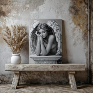 Friedliche Engel Statue Kunstdruck | Graustufen Religiöses Wandposter | Gelassene spirituelle Figur | Vom Himmel inspiriertes Dekor | Digitaler Download