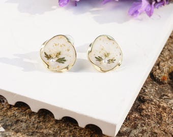 White Daisy Natural real Flower Earrings, Handmade Dried Flower Resin Earrings, Gift for Her,hypoallergenic hooks earrings