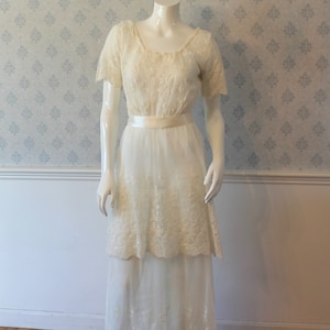 Antikes kurzärmeliges Sommerkleid mit gesticktem Blumenmuster und Netzspitze aus den 1910er Jahren