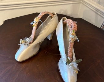 Antique 1920 Ivory Silk Satin Floral Wedding Bridal Women's Heeled Shoes with Silk Covered Shoe Trees