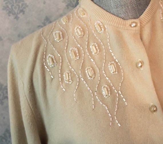 Vintage 1950s to 1960s Beige Faux Pearl Beaded Wo… - image 8