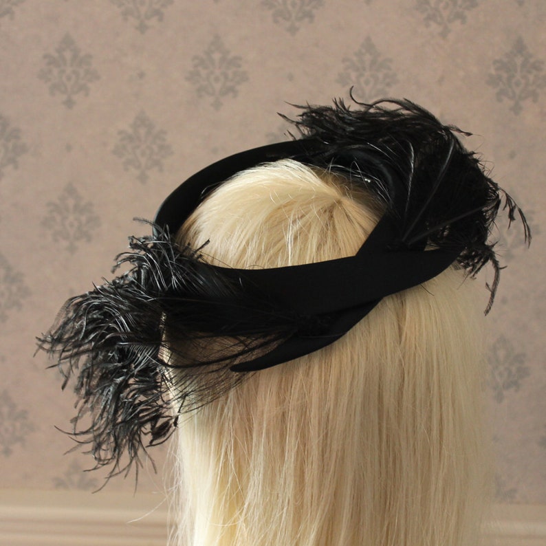 Vintage Emme Boutique 1940s a 1950s Pluma Circular Sombrero de Satén Negro imagen 3