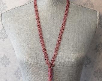 Collar antiguo de borlas con cuentas de vidrio tejidas en rosa y oro de la década de 1920