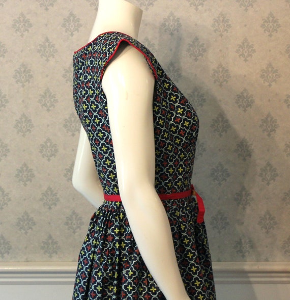 Vintage 1950s Navy Blue, Red & Green Printed Shor… - image 5