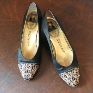 Vintage Black Satin Gold Embroidered Delman Designer Women&#39;s Shoes with Dust Bag Size 8 1/2