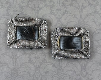 Paire de boucles perlées en acier de coupe victorienne antique avec des supports en tissu noir