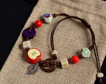 Braccialetto in ceramica fatto a mano con mela rossa, ciondolo a foglia, regolabile, in stile boho, con cordino in cera, gioiello vintage, regalo per donna