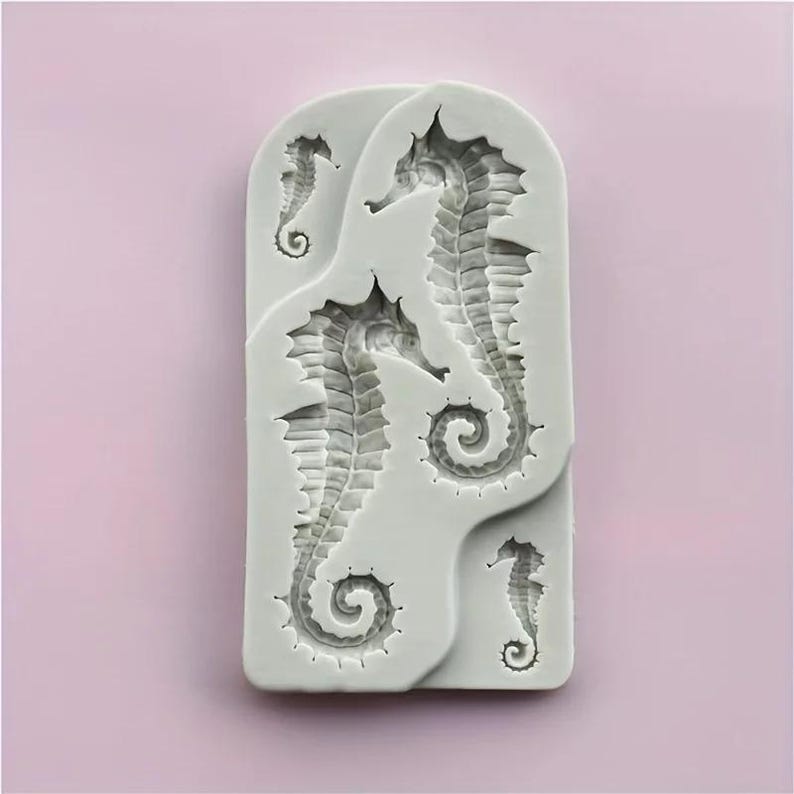 Pu&ograve; includere: Uno stampo in silicone grigio chiaro con tre disegni di cavallucci marini di varie dimensioni. I cavallucci marini hanno pinne dettagliate e code arricciate. Lo stampo &egrave; progettato per creare elementi decorativi per progetti di artigianato o di pasticceria.