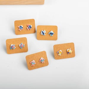 Niedliche Keramik Fische Ohrstecker, kleine Tier Ohrringe, handgemachte Mini Fische Ohrstecker, Kawaii Schmuck, kleine Sommer Ohrringe