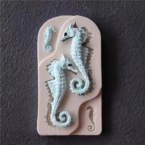 Pu&ograve; includere: Uno stampo per cavallucci marini azzurri con quattro disegni di cavallucci marini. Lo stampo &egrave; rettangolare con bordi arrotondati e un colore rosa chiaro. I cavallucci marini hanno pinne dettagliate e code arricciate, con occhi neri.
