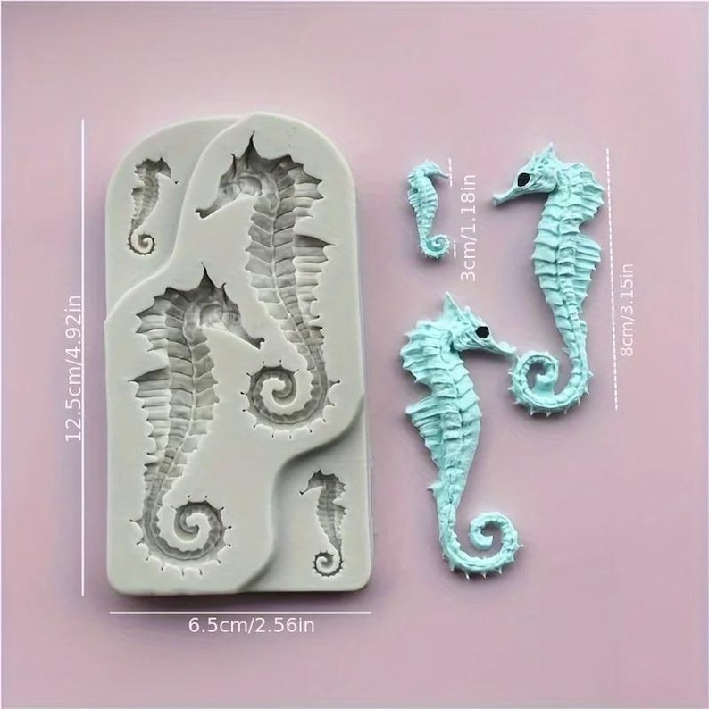 Pu&ograve; includere: Uno stampo in silicone grigio chiaro con forme di cavallucci marini, misura 12,5 cm x 6,5 cm, e tre figure di cavallucci marini blu chiaro staccate, una di 3 cm e due alte 8 cm. I cavallucci hanno trame dettagliate.