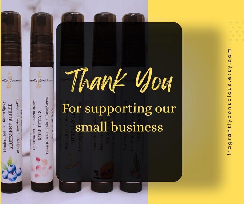 Puede incluir: Varios frascos de spray ambiental con tapas negras y etiquetas blancas. Las etiquetas muestran el texto "BLUEBERRY JUBILEE" y "ROSE PETALS". Un cuadrado negro con texto amarillo dice "Thank You For supporting our small business."