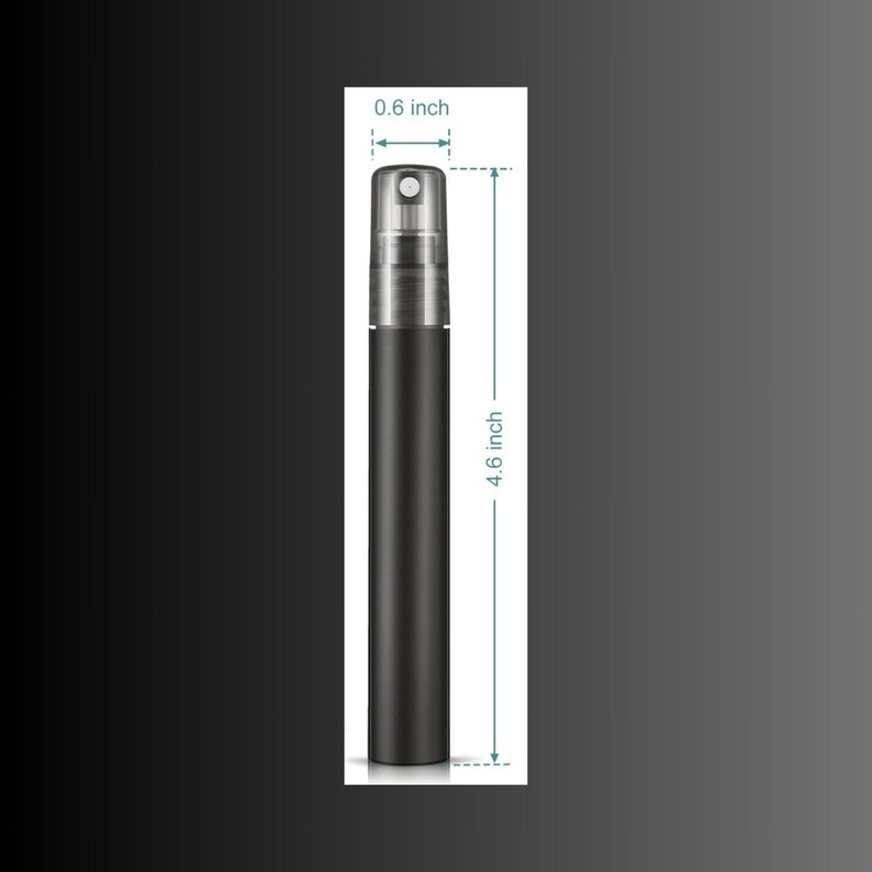 Puede incluir: Un atomizador de perfume cil&iacute;ndrico negro, de 11,7 cm de largo y 1,5 cm de ancho, con la parte superior plateada. El atomizador se muestra sobre un fondo degradado negro y gris.