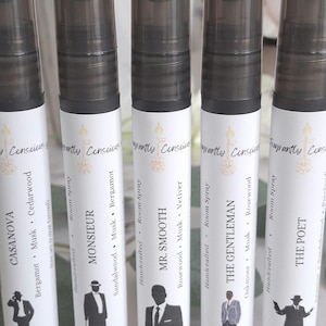 Puede incluir: Cinco botellas de spray para habitaciones con tapas negras y etiquetas blancas. Cada etiqueta presenta un nombre diferente y una silueta de un hombre con traje. Los aromas incluyen Casanova, Monsieur, Mr. Smooth, The Gentleman y The Poet.
