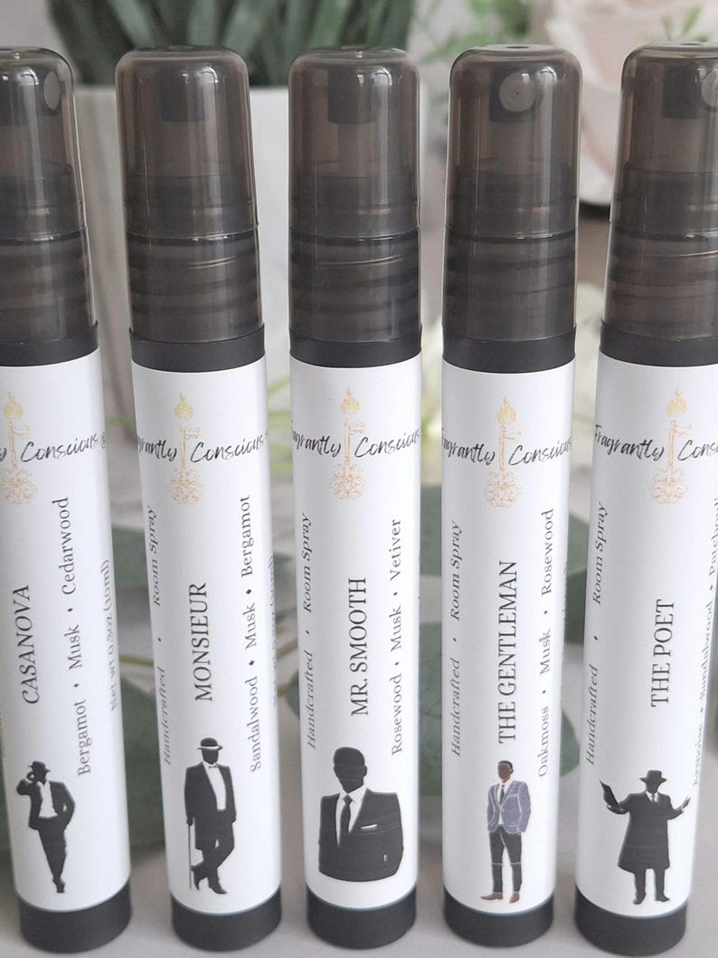 Puede incluir: Cinco botellas de spray para habitaciones con tapas negras y etiquetas blancas. Cada etiqueta presenta un nombre diferente y una silueta de un hombre con traje. Los aromas incluyen Casanova, Monsieur, Mr. Smooth, The Gentleman y The Poet.