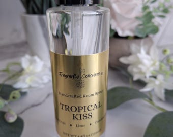 Spray per ambienti/biancheria Tropical Kiss / Realizzato artigianalmente con frutta tropicale, lime e arancia candita / Disponibile in flaconi da 130 ml e 237 ml / Fragranza di lusso