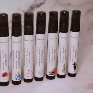 Puede incluir: Siete botellas de spray para habitaciones con tapas negras y etiquetas blancas. Las etiquetas presentan varias ilustraciones florales y frutales, incluyendo una rosa, ar&aacute;ndanos y un cactus. Las botellas est&aacute;n etiquetadas con aromas como Vanilla Rose, Blueberry Jubilee y Desert Rose.
