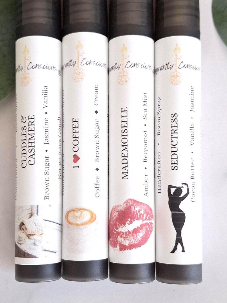 Puede incluir: Cuatro botellas cil&iacute;ndricas blancas con tapas negras. Las botellas presentan etiquetas con texto e ilustraciones, incluyendo "Cuddles & Cashmere", "I Coffee", "Mademoiselle" y "Seductress". Peso neto 10 ml.
