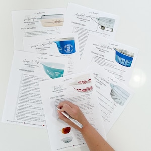 Op de afbeelding: Een verzameling afdrukbare checklists voor verschillende maten en stijlen van vintage Pyrex kommen. De checklists bevatten de namen van de kommen, hun maten, en de kleuren en patronen waarin ze verkrijgbaar zijn. De checklists zijn afgedrukt op wit papier met zwarte tekst.