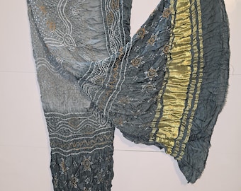 Dupatta en soie Gaji Boho Bandhani : châle ethnique teint à la main avec des touches dorées