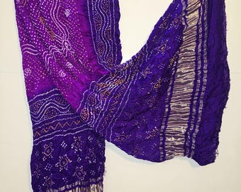 Dupatta en soie Gaji Boho Bandhani : châle de festival teint à la main avec des touches dorées