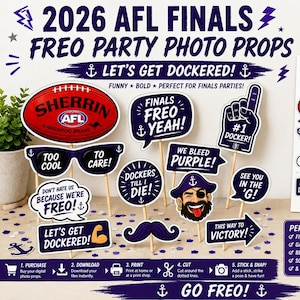 Op de afbeelding: Een set printbare 2026 AFL Finals Freo feest-fotoprops met een rode Sherrin-voetbal, tekstballonnen met teksten zoals "We Bleed Purple!", een schuimvinger, een piratengezicht, een zonnebril en een snor op stokjes voor feestelijke gelegenheden.