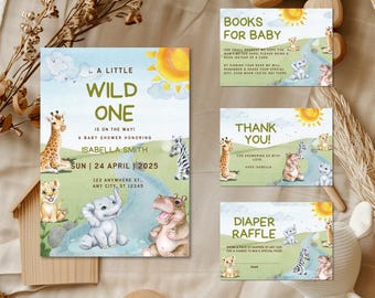 Può includere: Un set di quattro carte stampabili per un baby shower a tema giungla. Le carte sono decorate con illustrazioni di animali come una giraffa, un leone, un elefante e un ippopotamo. Il testo sulle carte recita "A Little Wild One", "Books for Baby", "Thank You" e "Diaper Raffle".