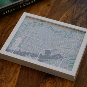 Mapa de rua 3D de River Heights, Winnipeg - Emoldurado, presente para pai, presente para mãe, presente de Winnipeg, presente de inauguração de casa, arte de parede personalizada, arte de mapa