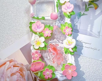 Cover per telefono Decoden realizzata a mano: design a goccia con fiori e carpe koi in 3D