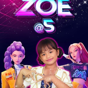 Può includere: Un poster promozionale per "KPOP DEMON HUNTER" con il titolo "ZOE @5" in un font neon. L'immagine presenta una ragazza in giacca bianca con finiture dorate, che posa con due personaggi femminili animati sullo sfondo, su uno sfondo viola.
