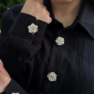 Cubrebotones de camisa de perla blanca (juego de 2 a 10), accesorio dorado con cierre de clip, gemelos falsos para bodas y ocasiones formales.