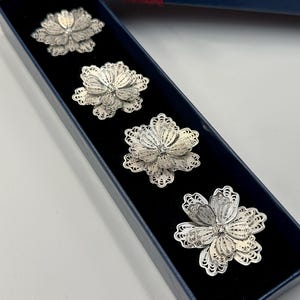 Elegante Clip-On-Hemdknöpfe - Silber Floral abnehmbare Knöpfe für Blusen, dekoratives Knopfset ohne nähen für Frauen