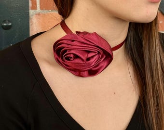 Girocollo in raso con rosa, girocollo floreale fatto a mano, elegante collana di fiori, girocollo in raso da sposa, girocollo con rosa per balli e feste, gioielli floreali di tendenza