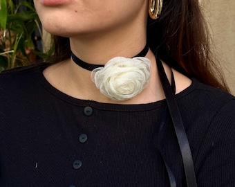 Collana girocollo con rosa bianca - Collana floreale - Cravatta romantica con fiori fatta a mano per abiti da sposa, gotici, vintage o da sera - Collana girocollo floreale
