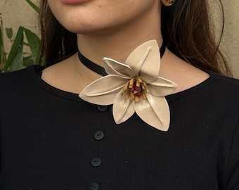 Floral Pearl Evening Necklace – Elegant Rose Choker Jewelry Pearl Rose Choker: Modern Flower Necklace - Etsy main image 3